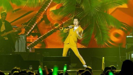 庾澄庆|庾澄庆相隔10年赴美开唱，百岁铁粉奶奶同场ROCK