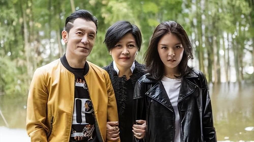 甄子丹19岁女儿出道玩唱跳，任达华女儿当模特，李咏女儿演戏