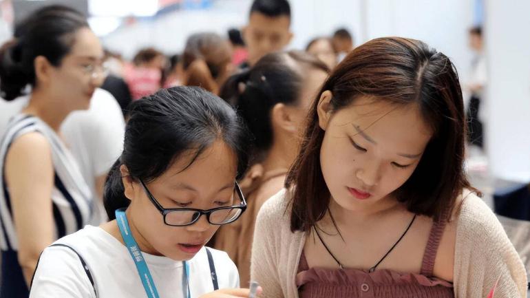“上一边浮躁去”，张雪峰怒怼“白日做梦”女，揭开大学生遮羞布