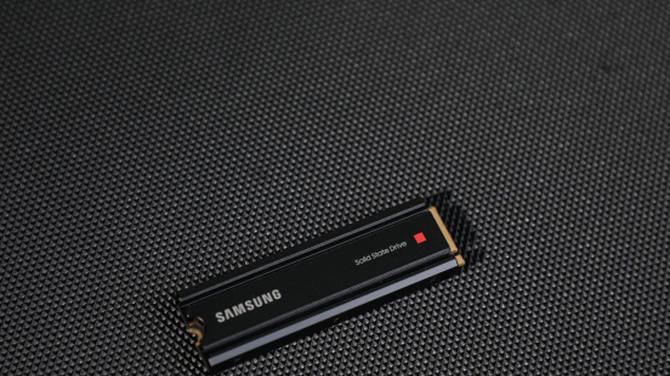 三星|高端游戏玩家必备！三星980PRO散热片版旗舰固态硬盘体验