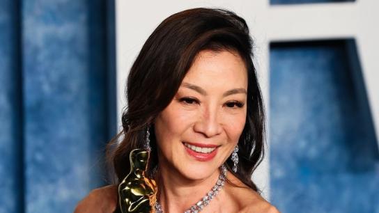 杨紫琼|61岁杨紫琼成奥斯卡影后！李连杰等50多人祝贺，她被称为华人之光