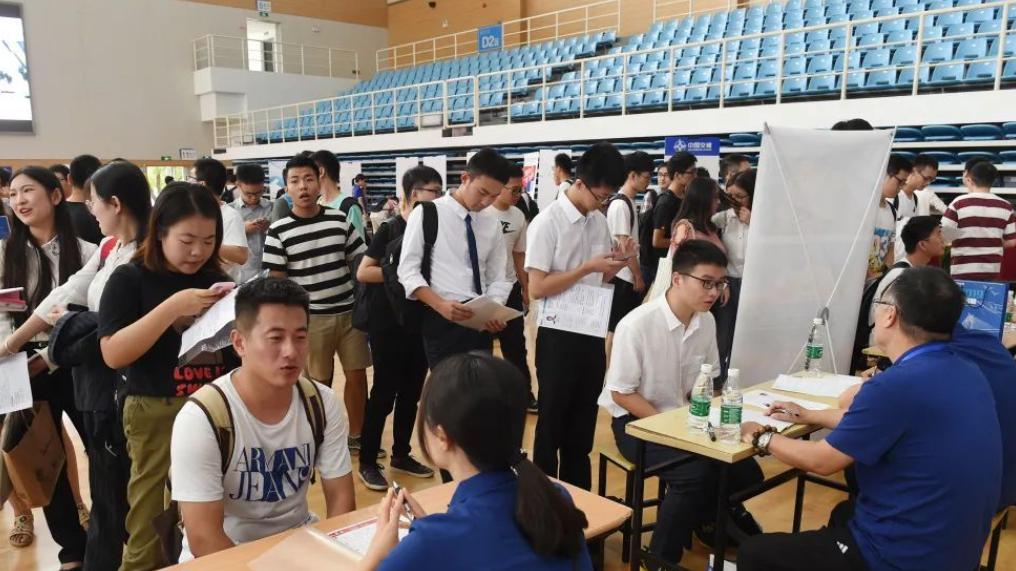 大学生|家境好也有错了，毕业生有车、无房贷，面试官坦言：不要这样的