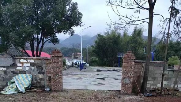 7旬老太与持铁锹冲进院子的六旬老翁，大打出手