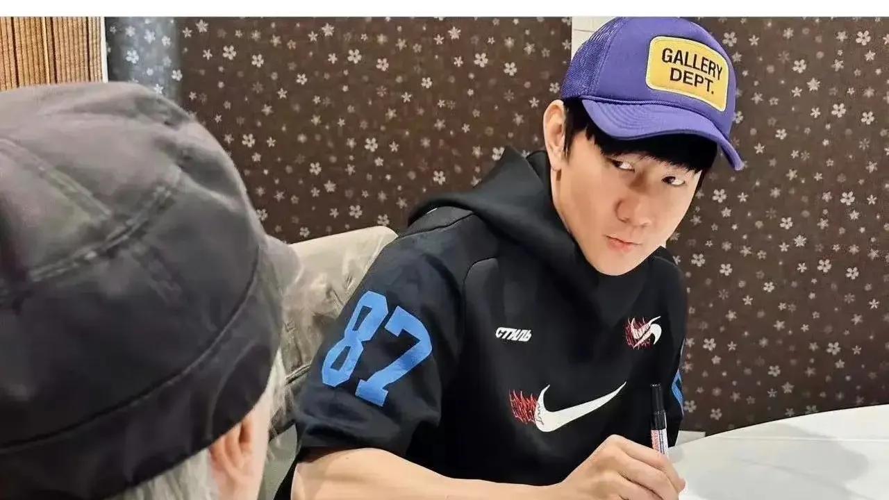 周星驰|周星驰晒与五月天同框照，秀独门绝活愿组成六月天，阿信表示为难