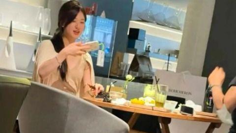 路人镜头下的赵露思身材比例好虐，头大身小，营造的高颅顶很突兀