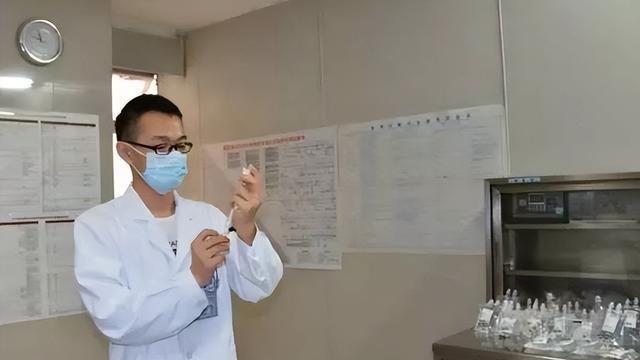 医学生|医院一号难求，985医学博士却求职无门，劝人学医真是天打雷劈吗