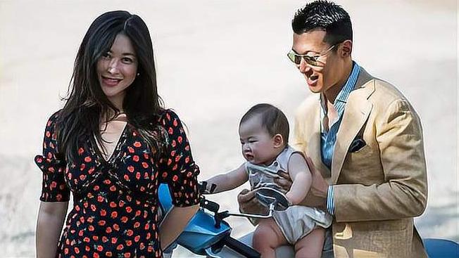 朱珠想跟女儿亲近被拍嘴巴露错愕，不到一米化妆桌曝光，太寒酸了