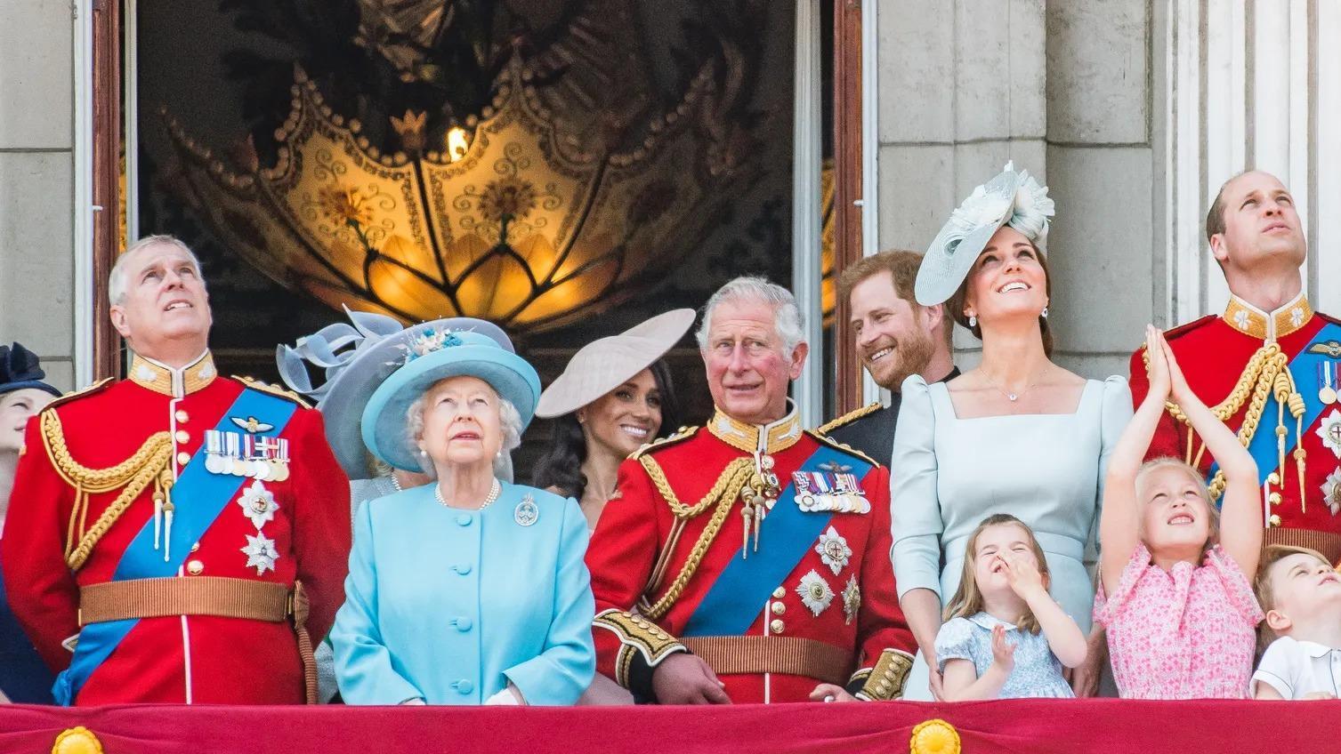 继母|哈里又曝宫廷秘闻！女王不喜欢继母，哥哥父亲不和，凯特改名了