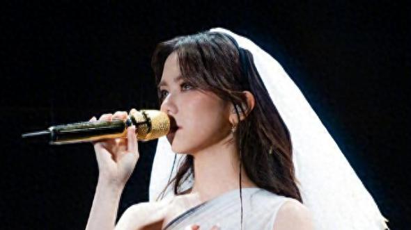 邓紫棋演唱会造型引争议，被批“走光”，网友：这是自己创作？