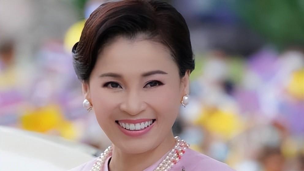 王室海报宣布3名妃子被废，泰王后宫团逐渐解散，苏提达赢得漂亮！