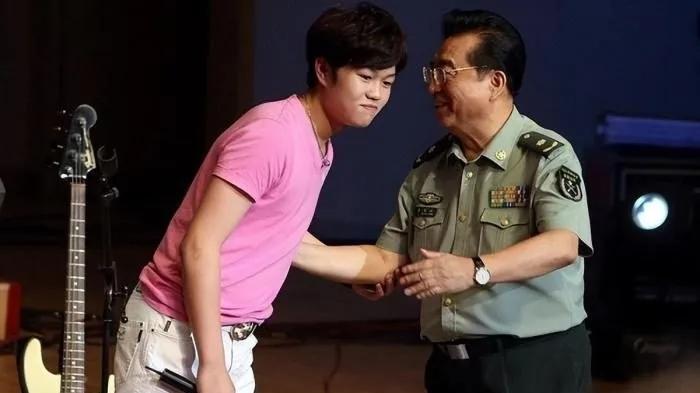 李冠丰|李天一近照曝光，金发造型与此前判若两人，父子俩同框完全不像