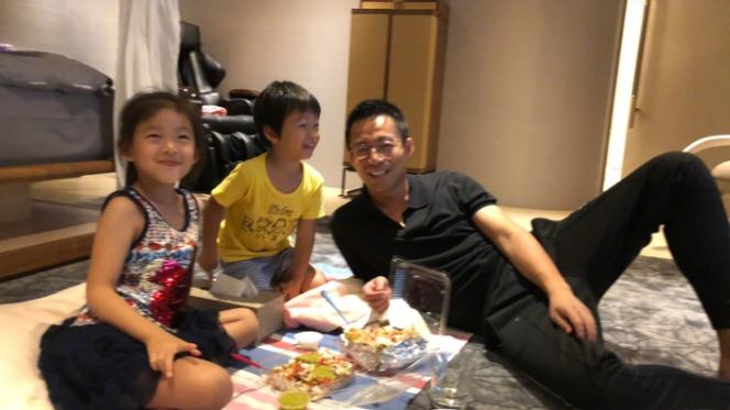 汪小菲|汪小菲探望儿女，女儿沉迷手机毫不在意，儿子神情复杂