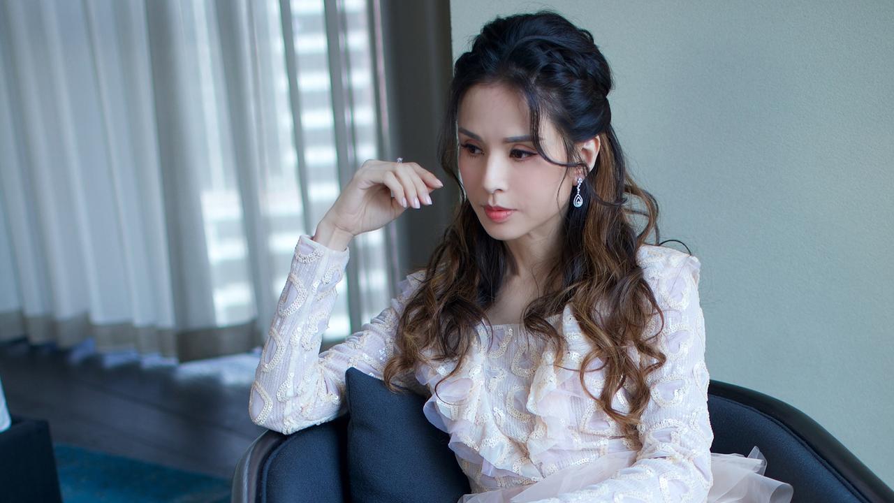 56岁李若彤吃路边摊，已经瘦成纸片人，马甲线成为全场亮点