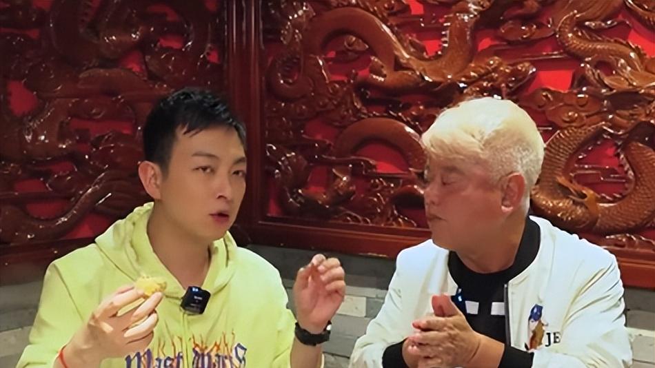 陈百祥|陈百祥现身抖音支持爱国艺人梁烈唯，他直言这是自己第一次拍抖音