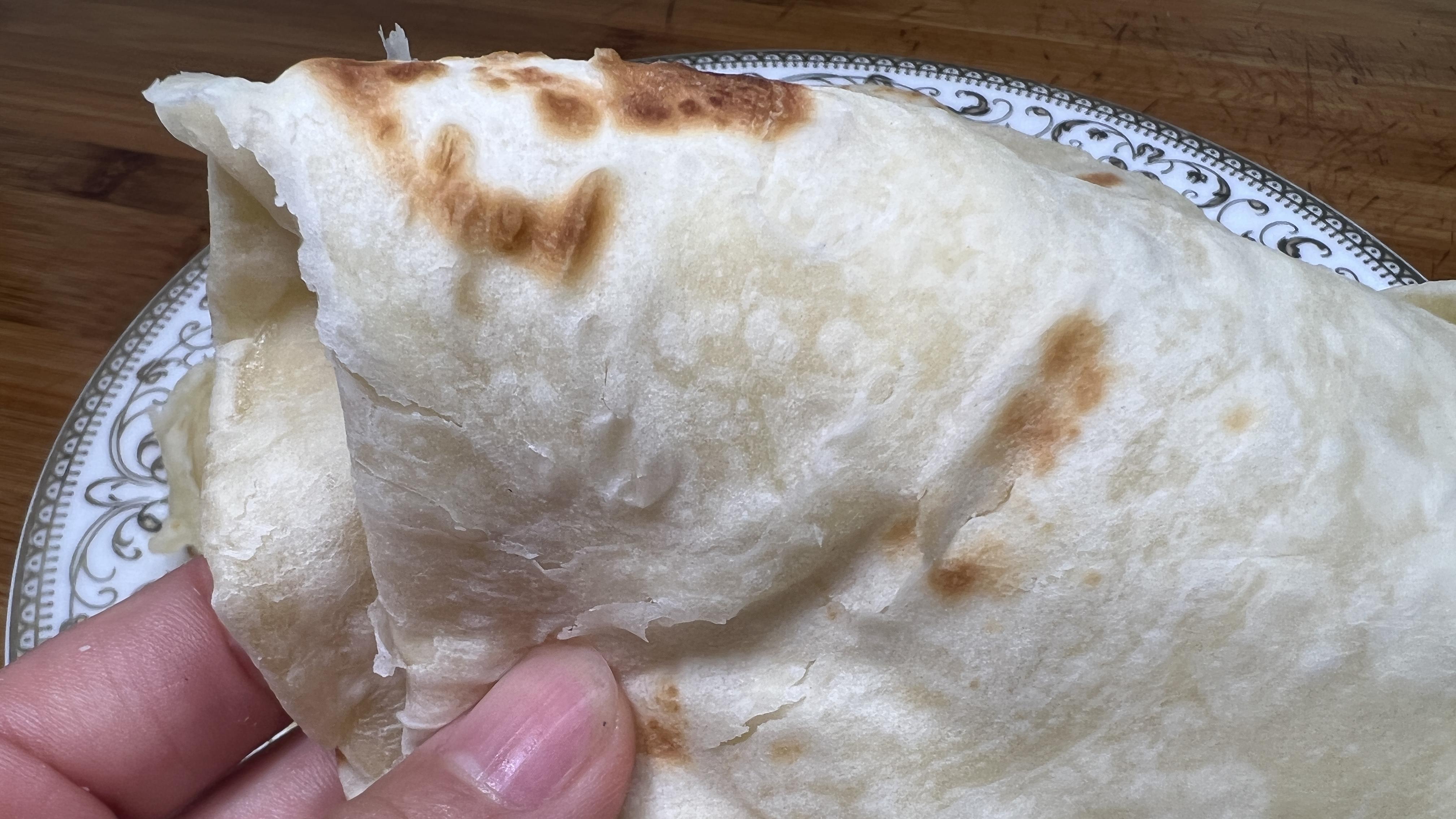 面粉|面粉中加食盐和鸡蛋，可以做薄饼，吃起来劲道有嚼劲，2分钟出锅