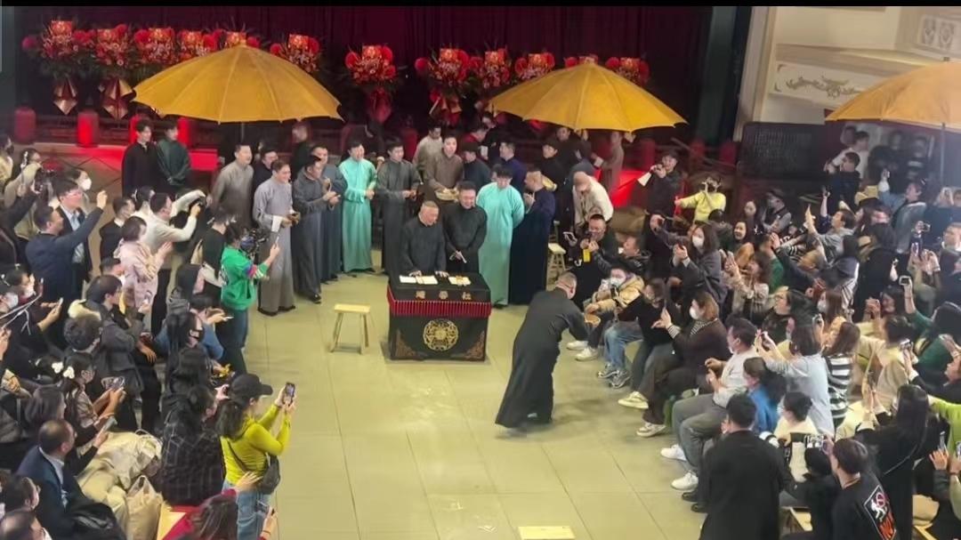 德云社纲丝节复原撂地演出现场，网友直呼：这票价值了