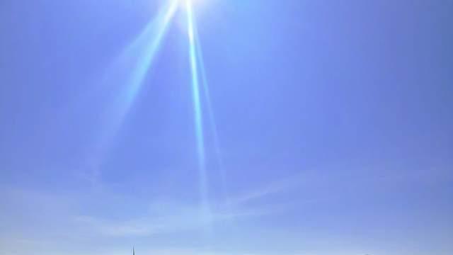 张馨予|张馨予晒沙滩度假照，老公视角下甜蜜wink，穿低胸装秀傲人曲线