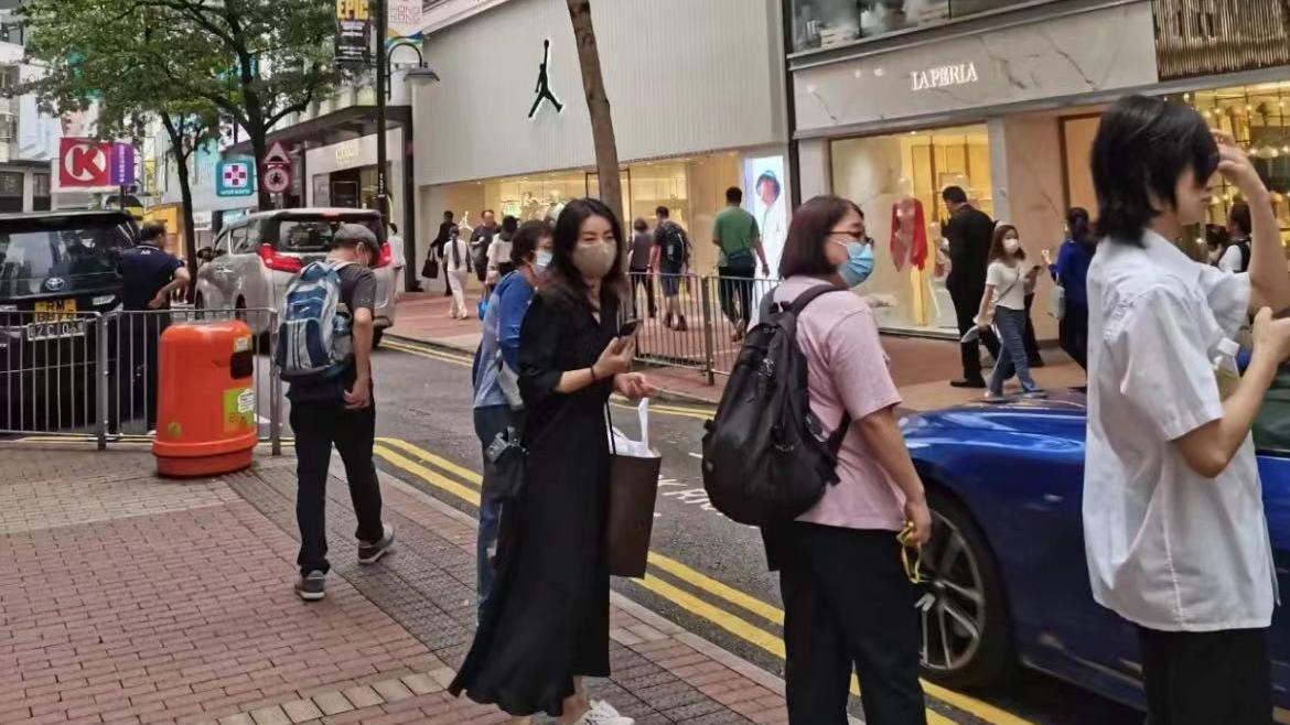 41岁郭晶晶在香港独自逛街！低调出门不带保镖，无豪车接送靠打车