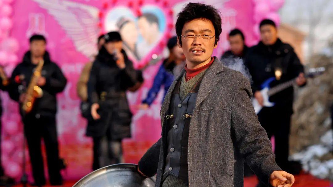 王宝强开着300万的豪车回村，看见村口立的牌坊，王宝强：拆掉！