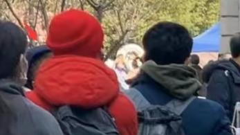 迪丽热巴|46岁撒贝宁带外国妻子逛街！女方身材高挑亮眼，小撒穿10cm增高鞋