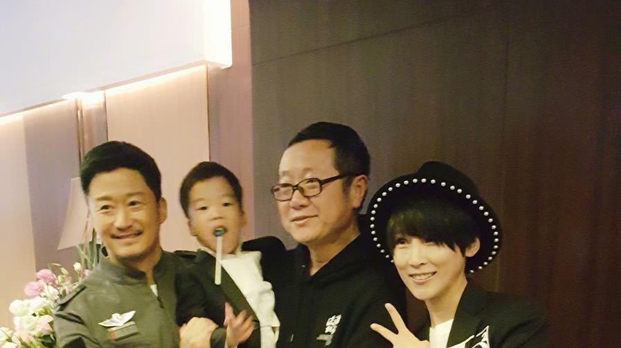 吴京|吴京要开家长会了，谢楠曝儿子备零食讨好爸爸：放过我吧