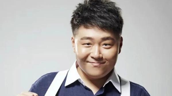 郝劭文|童星郝劭文晒婚纱照，领带勒脖、角度怪异，32岁妻子无眉离异带娃