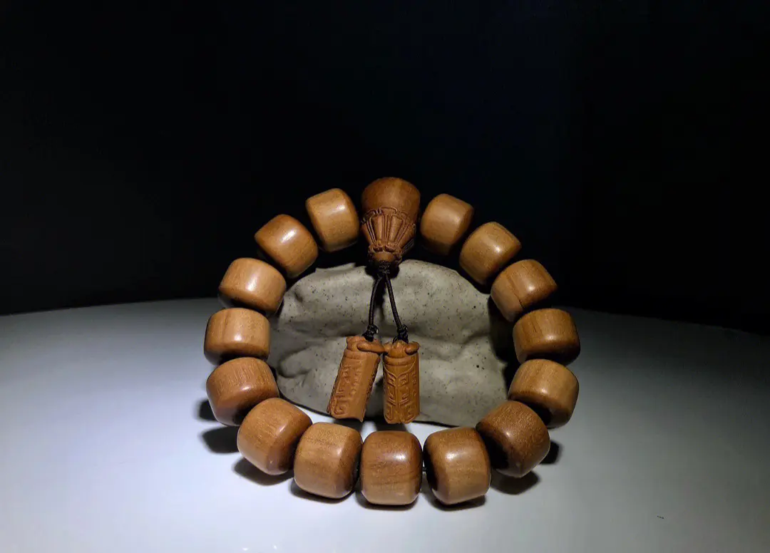 木质文玩为什么会开裂，该如何保养防止开裂？