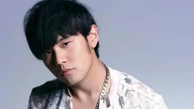 周杰伦演唱会受伤现场：铁球离地面有8米高，他蹲在地上表情难受