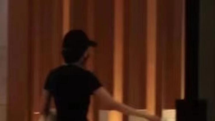 杨幂|杨幂飞香港探望小糯米，携父母同行带超多玩具，疑被冷落只住酒店