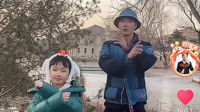 洪欣|洪欣与老公女儿北京过年，别墅旁跳舞很欢乐，莫少聪儿子独自回港！