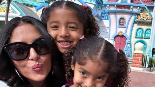 科比·布莱恩特|瓦妮莎晒近照，一家人又去迪士尼！20岁女儿长大，笑起来似科比