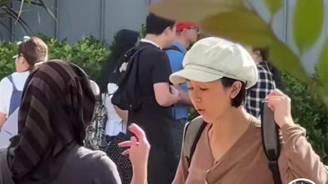 新西兰|知名港星移民新西兰被偶遇，光顾路边摊接地气，背大书包打扮朴素