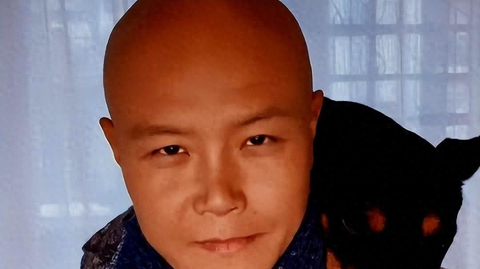 48岁陶红因病去世，9岁女儿一路跪拜祈福，和乐嘉婚姻仅维系3年