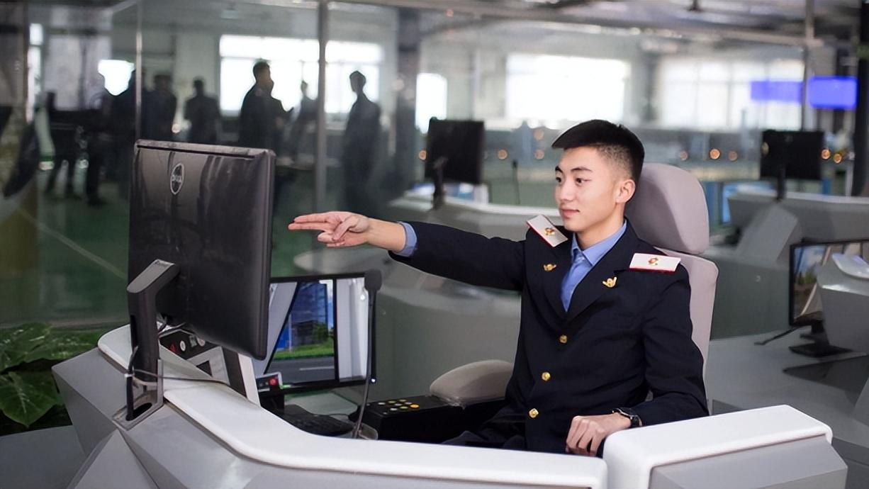 退休|“中专文凭有啥可炫耀的？”职高女生晒荣誉证书，却迎来冷嘲热讽