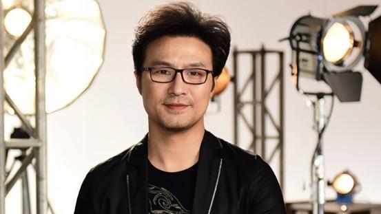 汪峰展开新恋情，与四婚网红陈露手牵手逛街，离婚两个月大胆示爱