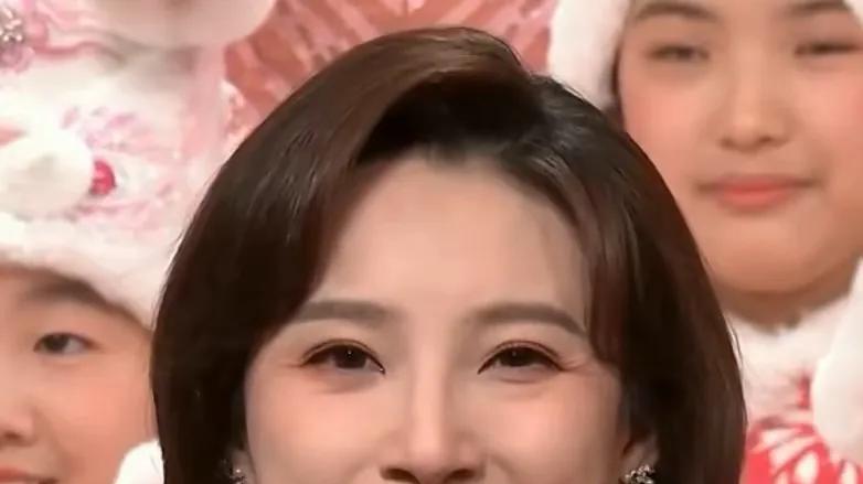 春晚|春晚主持人3大亮点：尼格买提黑眼圈实力抢镜，马凡舒发型引热议