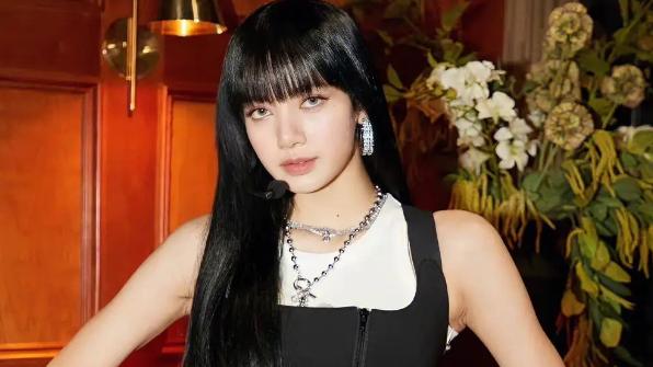 疯马秀彩排视频疑流出，尺度很大满屏马赛格，曝Lisa表演只穿项链