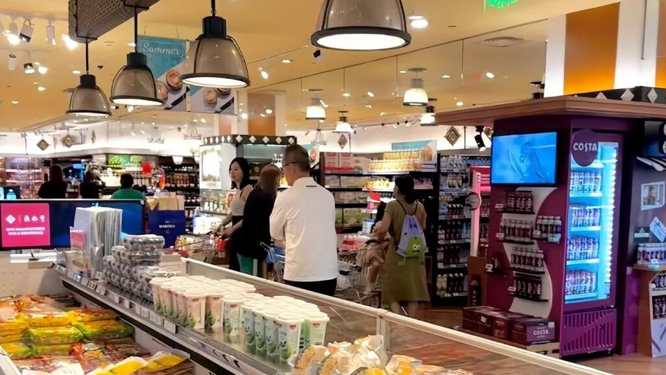 王石陪妻女逛超市，父女相差69岁被吐槽像祖孙，疑送囡囡日本留学