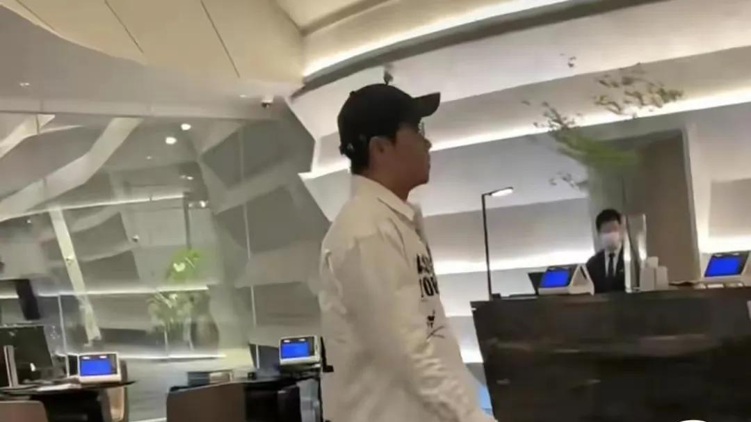 陈思诚再次起飞！穿万元衬衣现身酒店，身后跟4位美女，颜值抢镜