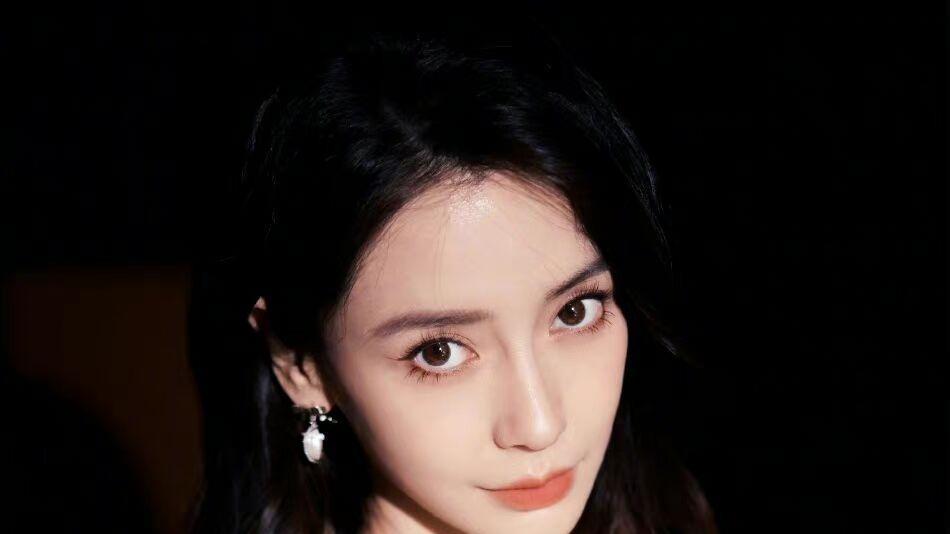 jennie|杨颖活成黄晓明高攀不起的样子！Jennie男同热吻，lisa75亿购房