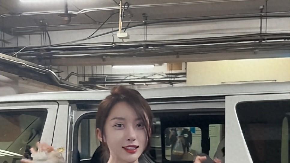 28岁网红泰国做变性手术，走路吃力神情痛苦，声称想和男友结婚