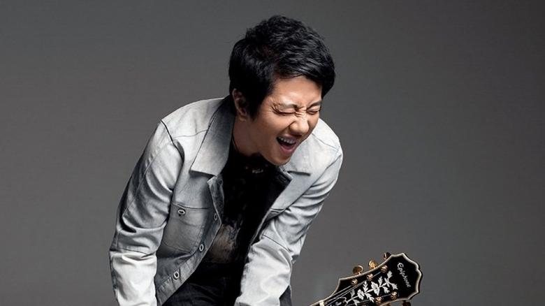 夜城赋|郑钧在摇滚圈内，地位绝对没得说，妥妥的摇滚先驱