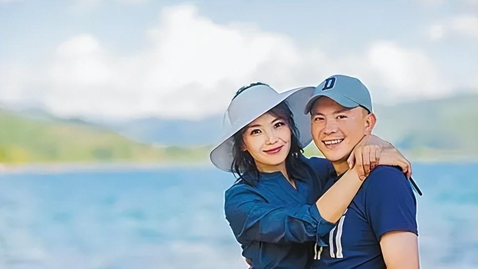 王珂被曝又投资亏损12亿，刘涛深夜发文感到无力，她该何去何从？