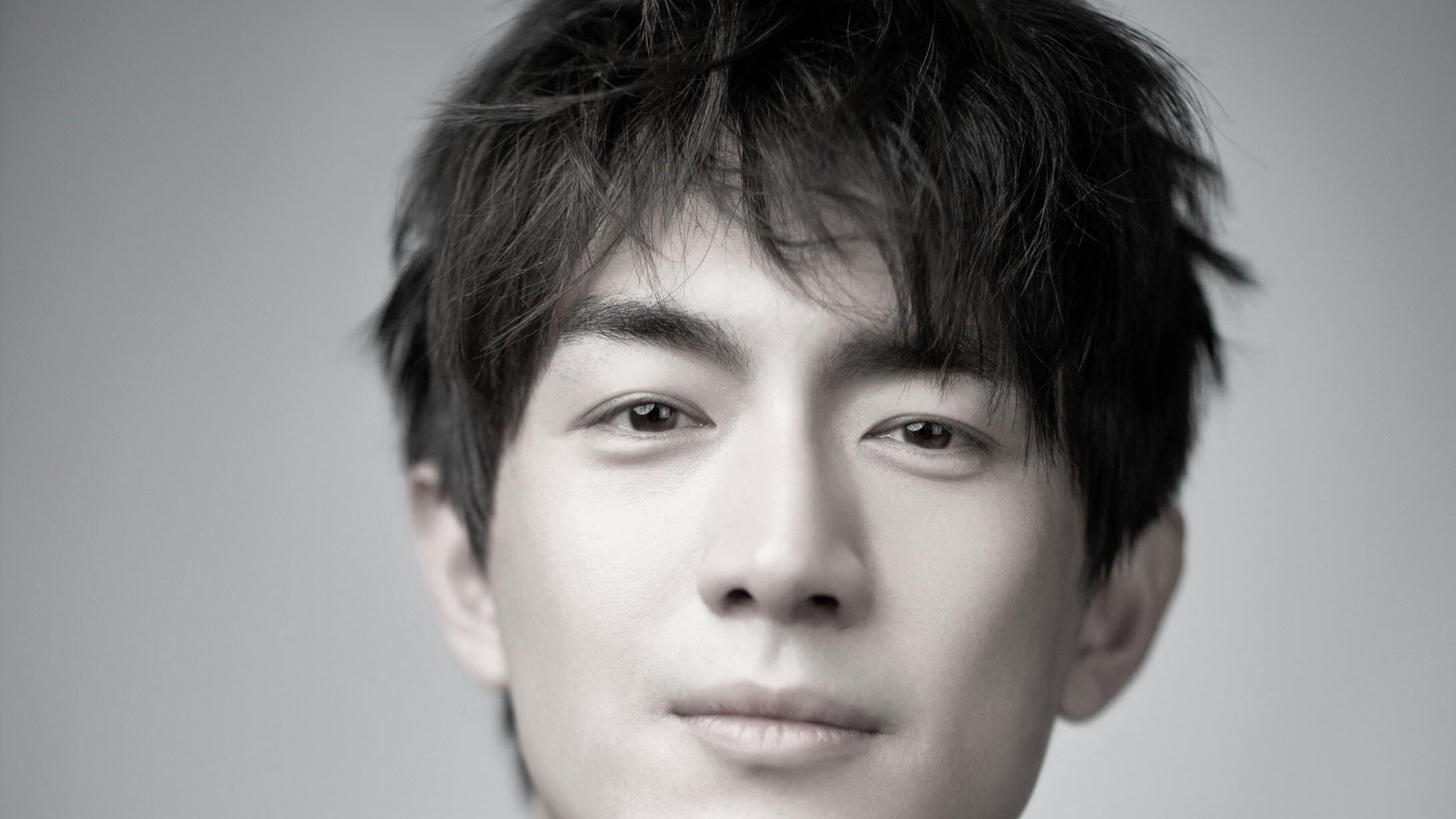 林更新拍戏被偶遇，引得一群大妈驻足围观，35岁演学生太勉强！