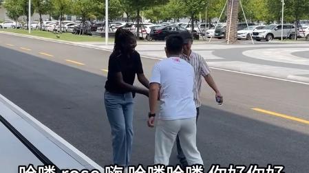 网红rose回国忙直播带货，吴建云被强迫一脸不悦，网友：欺骗粉丝