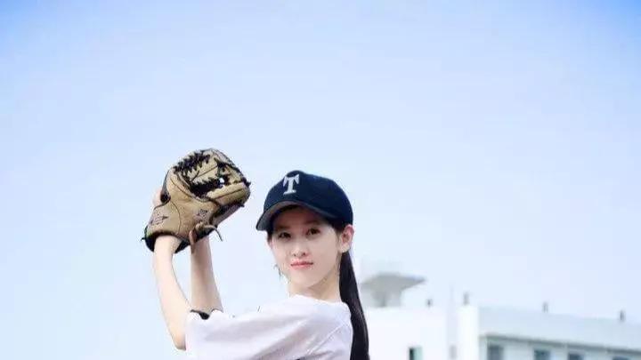 章泽天|王思聪曾嘲讽章泽天：她就是个睡二代, 丢尽了清华的脸。