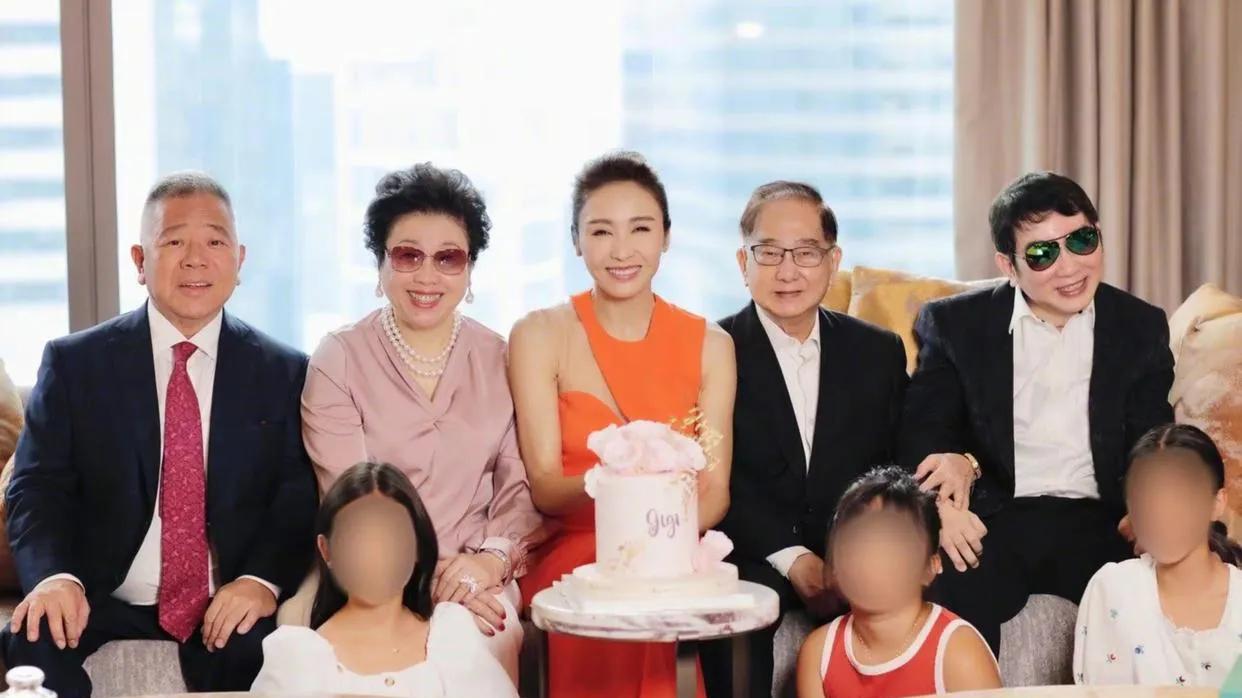 老公对黎姿说：“咱们一家八口拍个大合影吧！”