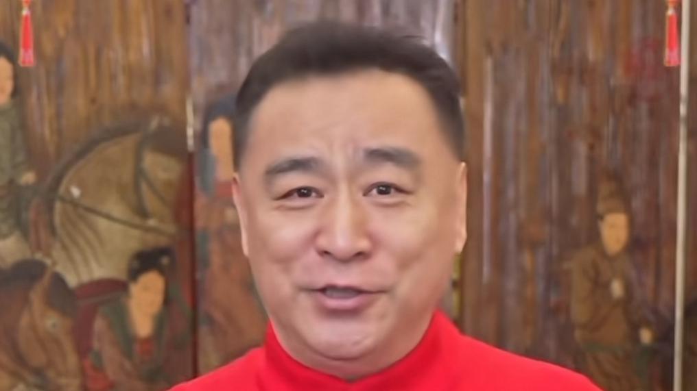 张宏民|前央视主播张宏民放烟花好欢乐，手舞足蹈笑开怀，61岁仍未婚未育