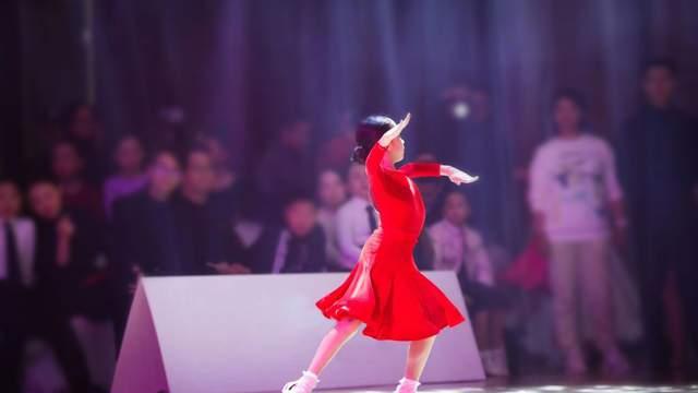 孙俪|孙俪晒女儿比赛照，跳拉丁舞气质绝佳，网友调侃继承邓超跳舞基因