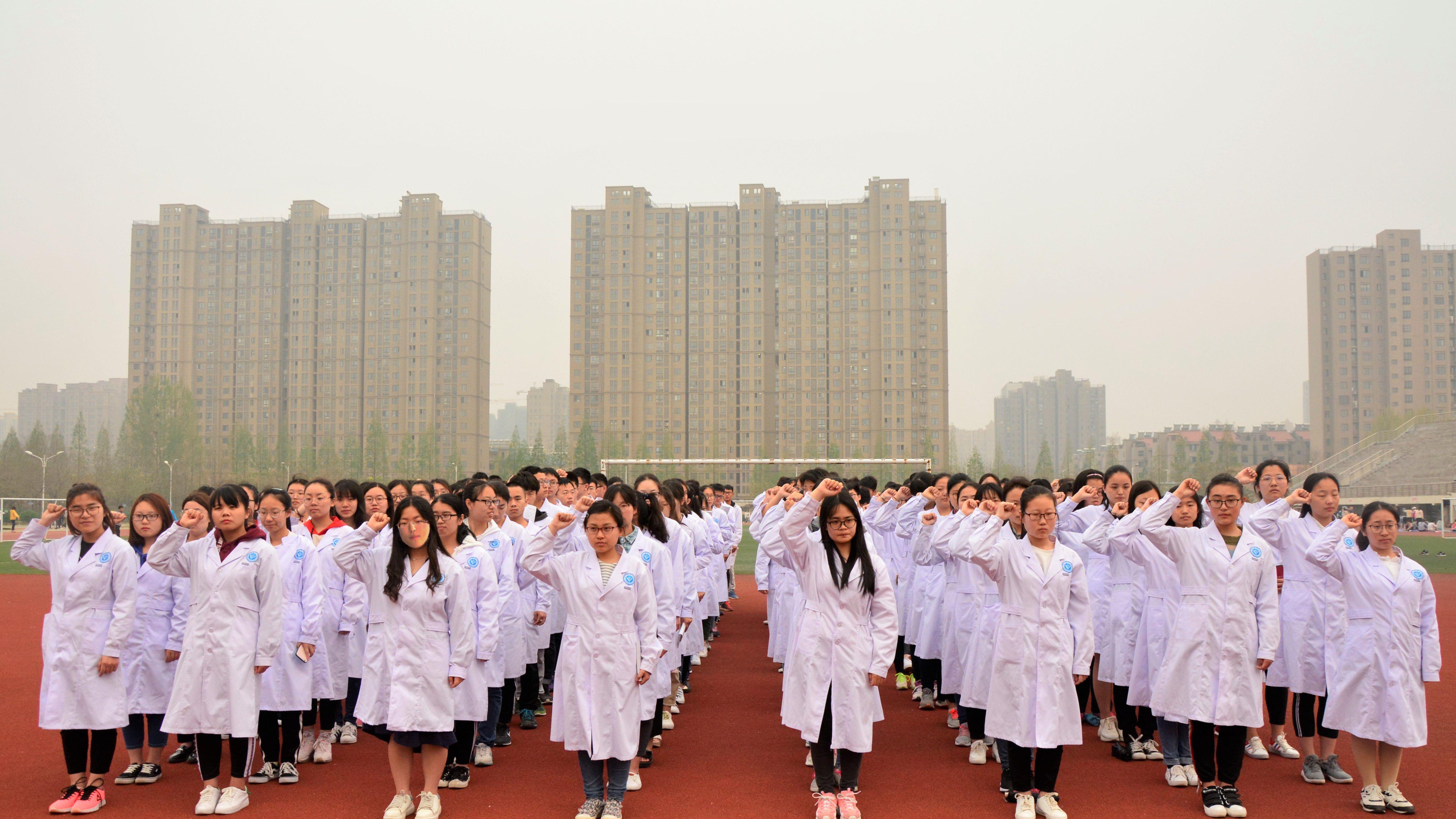 大学专业后悔率排名！学医排第一，第二竟然是它！